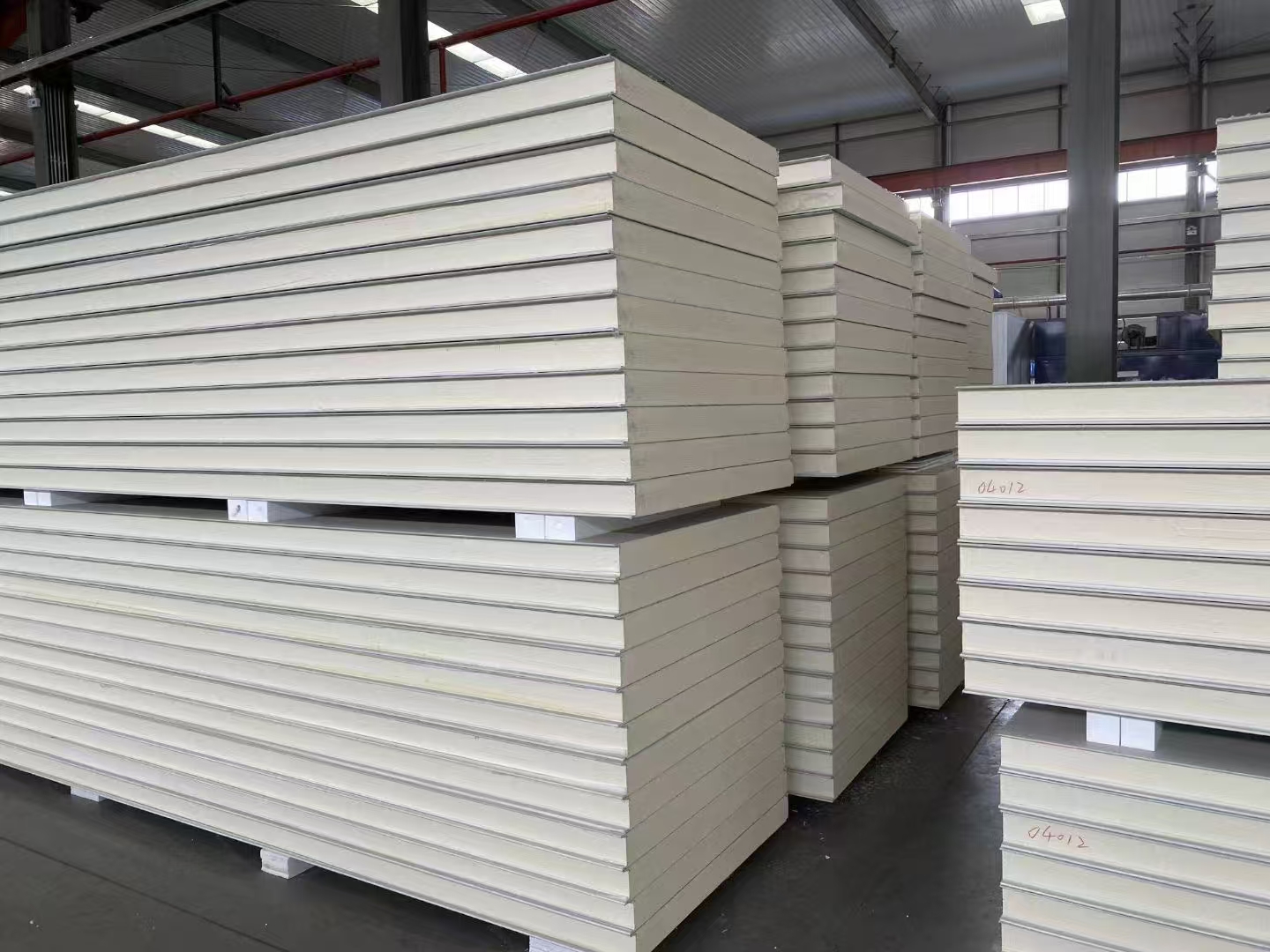 聚氨酯冷庫板：高效保溫，守護(hù)冷鏈安全的優(yōu)選材料