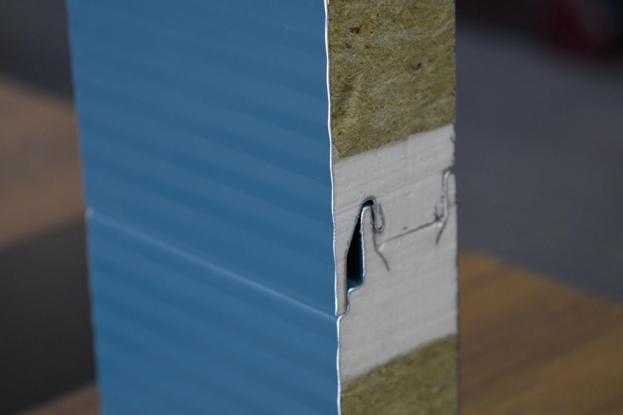 彩鋼巖棉夾芯板：打造高效節(jié)能的建筑新選擇(圖2)