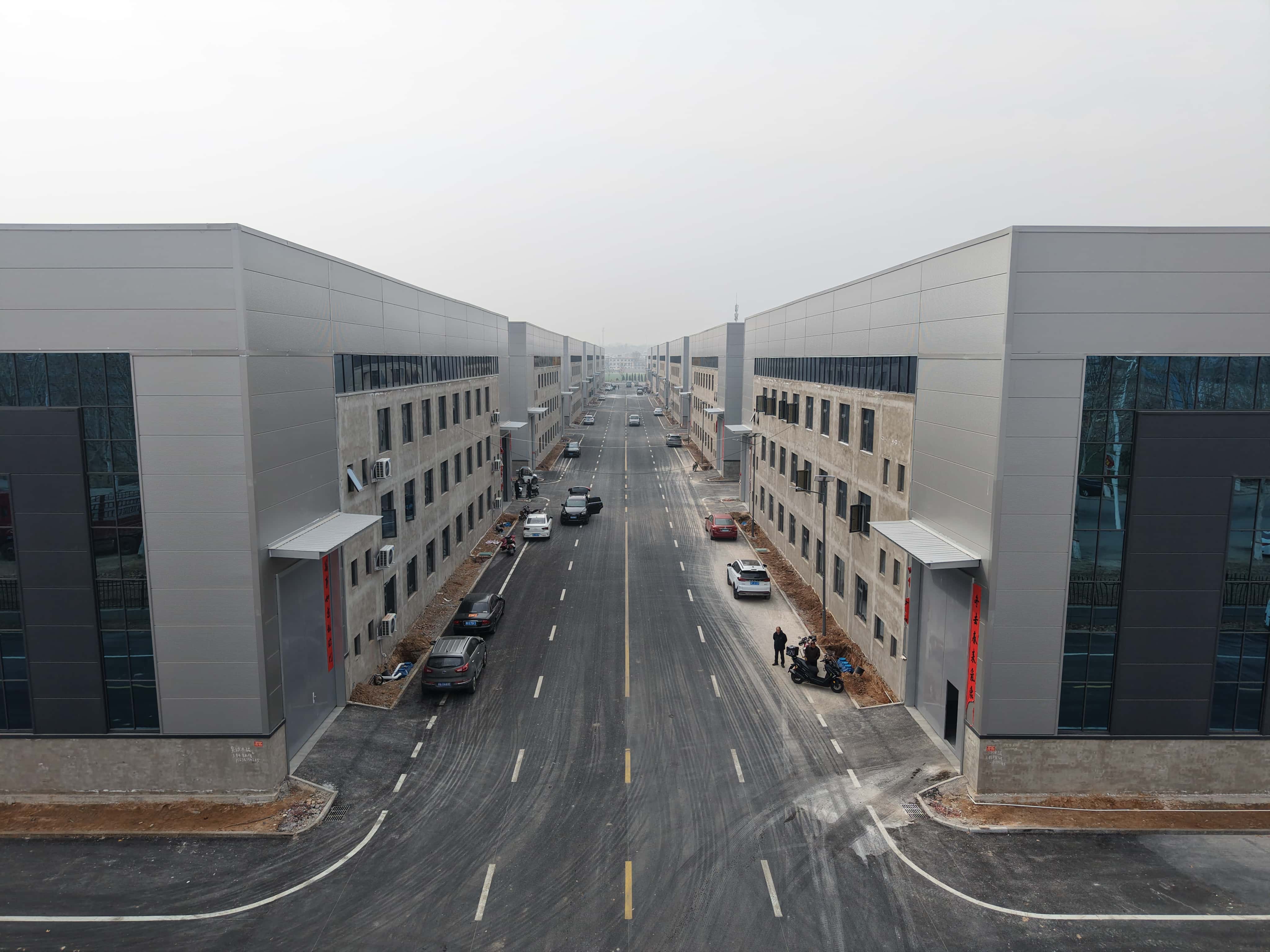 聚氨酯夾芯板憑什么火出圈？揭秘工業(yè)廠房的“隱形冠軍”材料