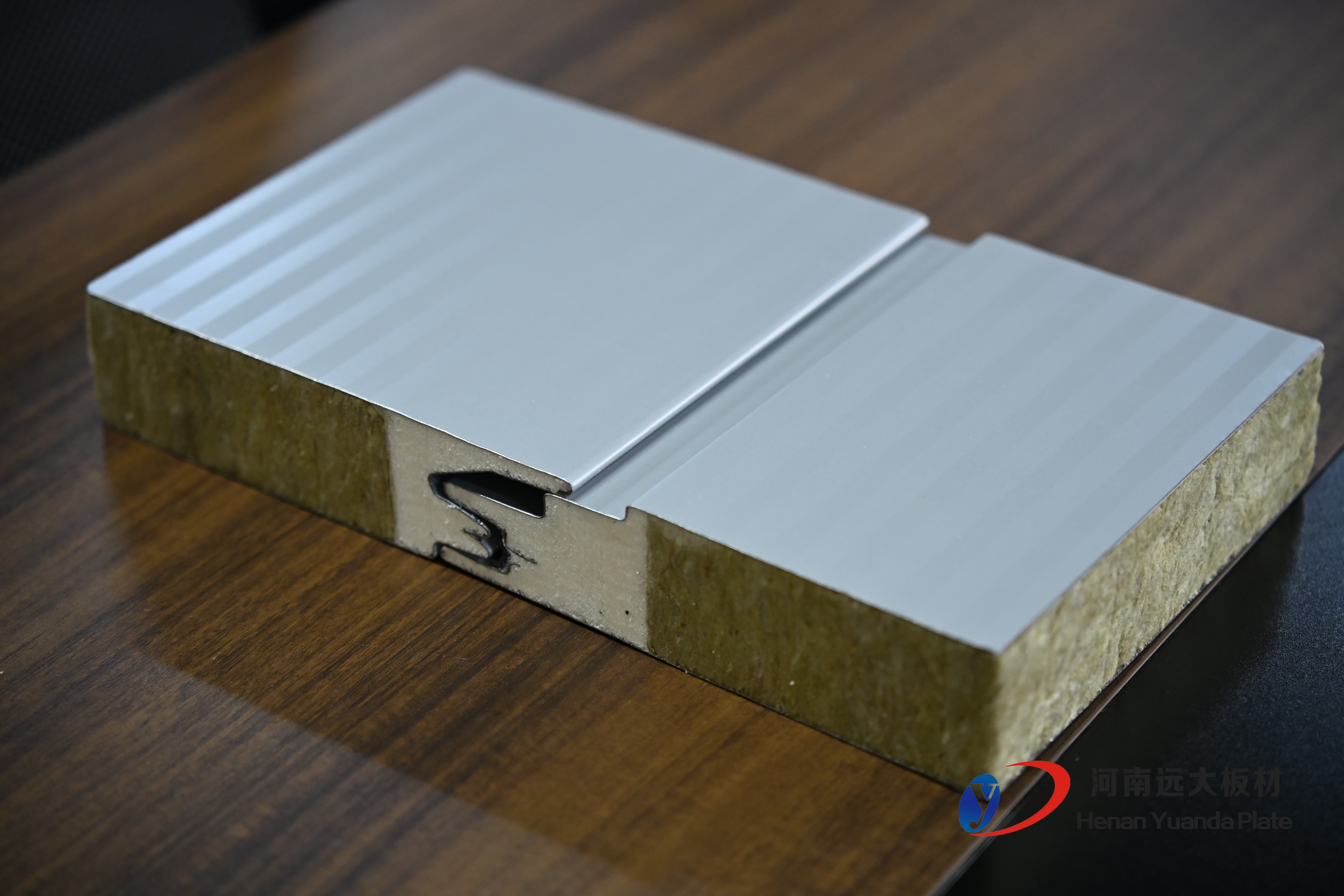 聚氨酯夾芯板價(jià)格揭秘：一平方多少錢？如何選對(duì)高性價(jià)比方案？(圖1)