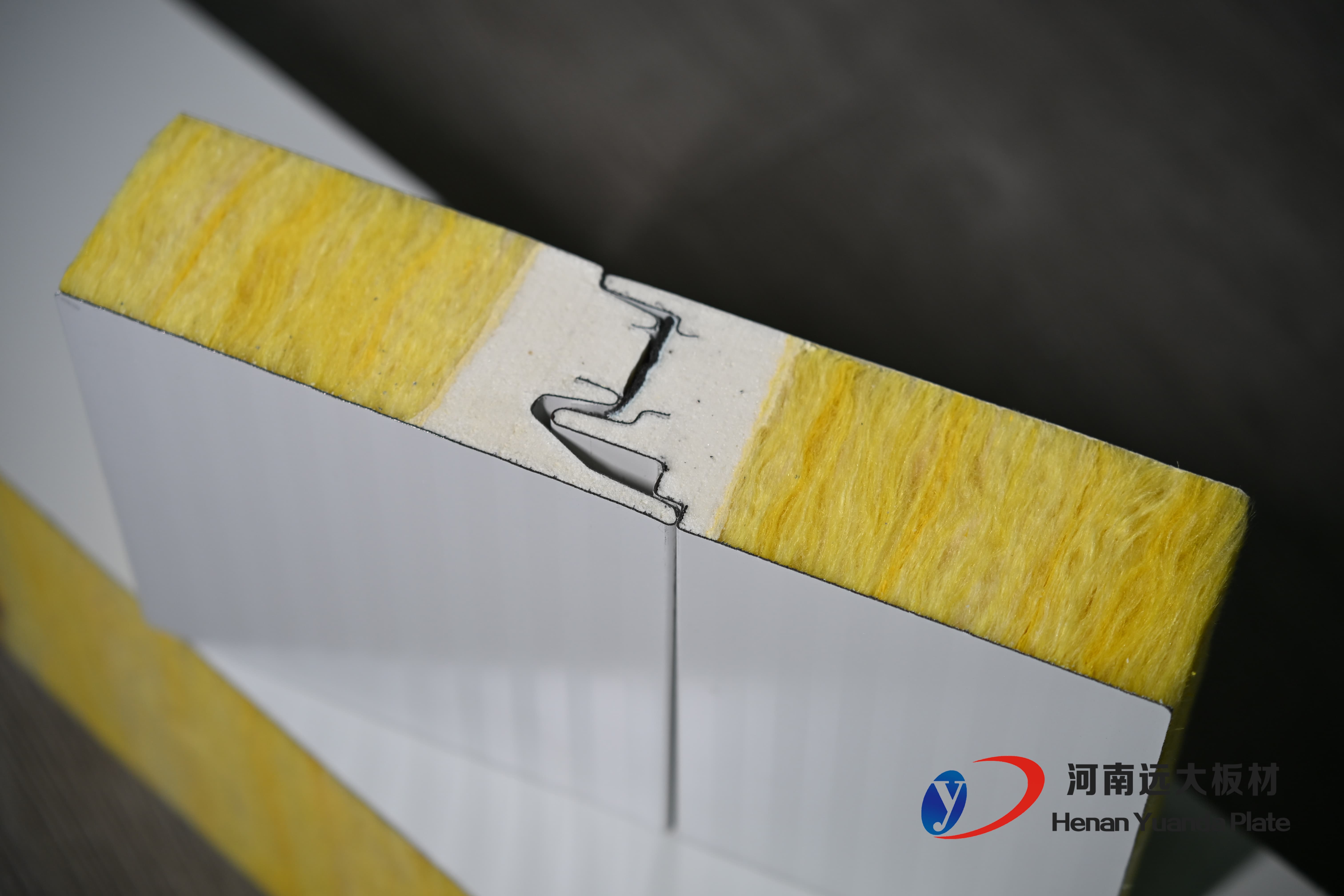 聚氨酯封邊玻璃絲棉夾芯板：遠(yuǎn)大板材打造A級防火節(jié)能新標(biāo)桿！(圖1)