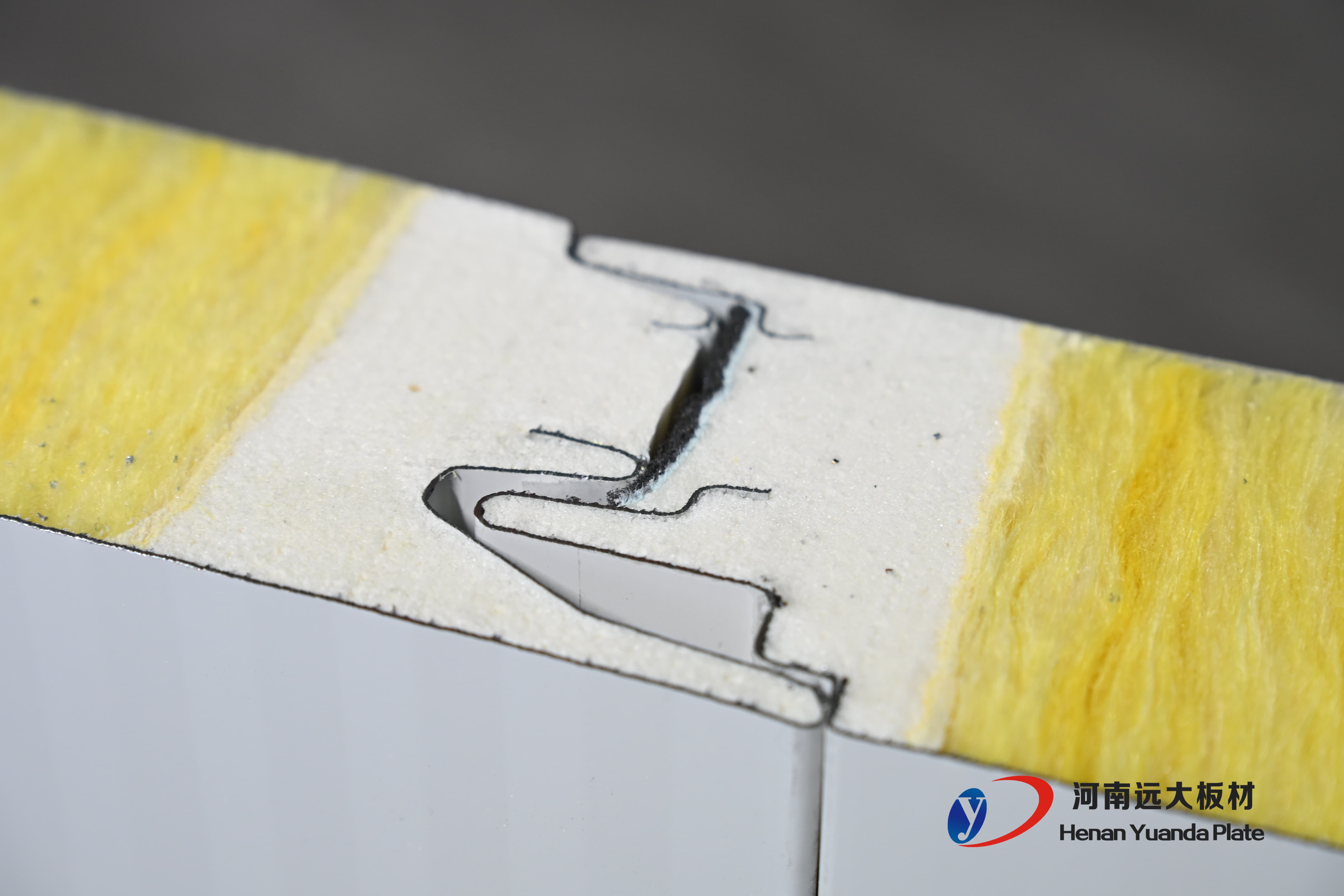聚氨酯封邊玻璃絲棉夾芯板：遠(yuǎn)大板材打造A級防火節(jié)能新標(biāo)桿！(圖2)