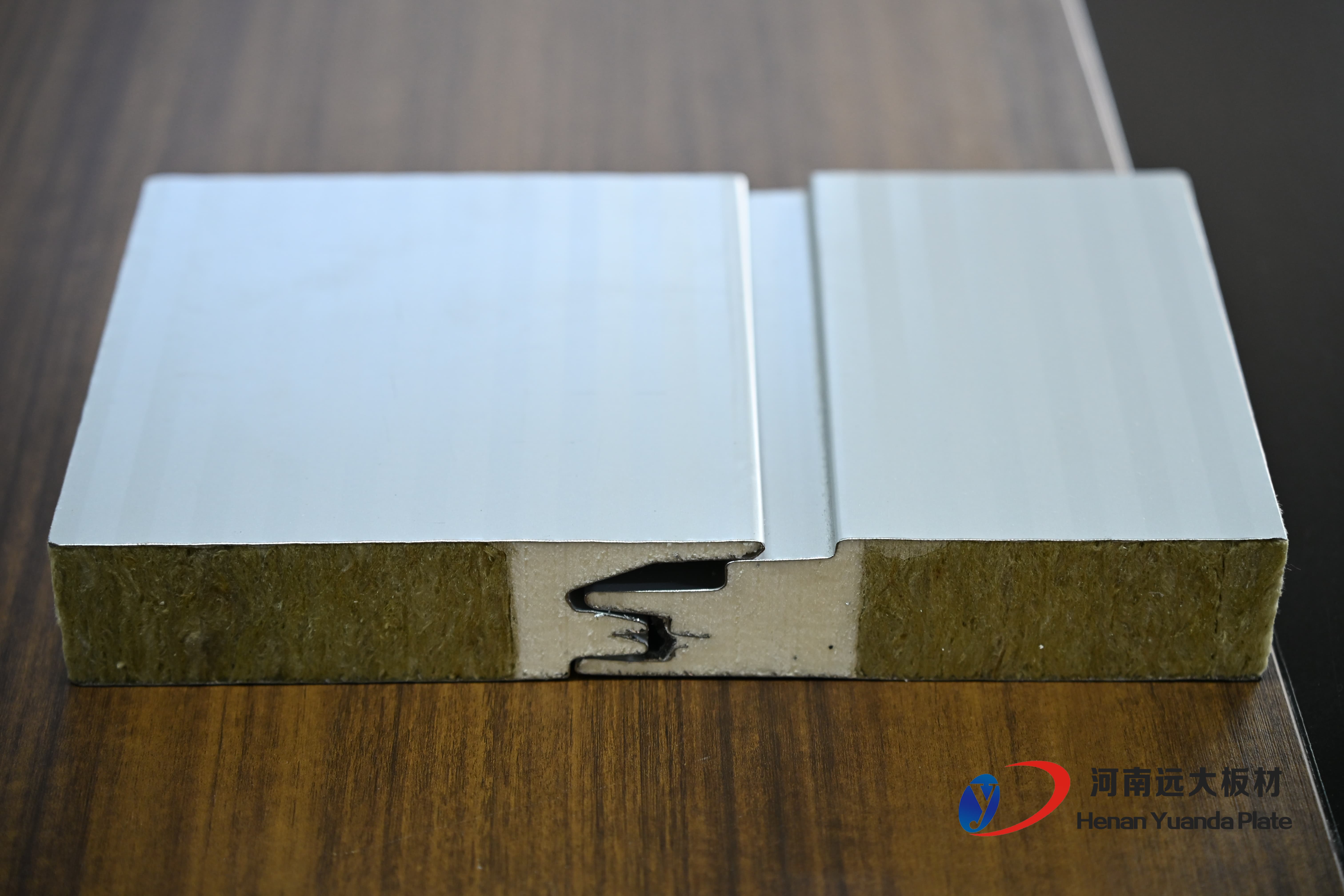 聚氨酯封邊巖棉夾芯板為何成為高端建筑保溫優(yōu)選材料？(圖3)