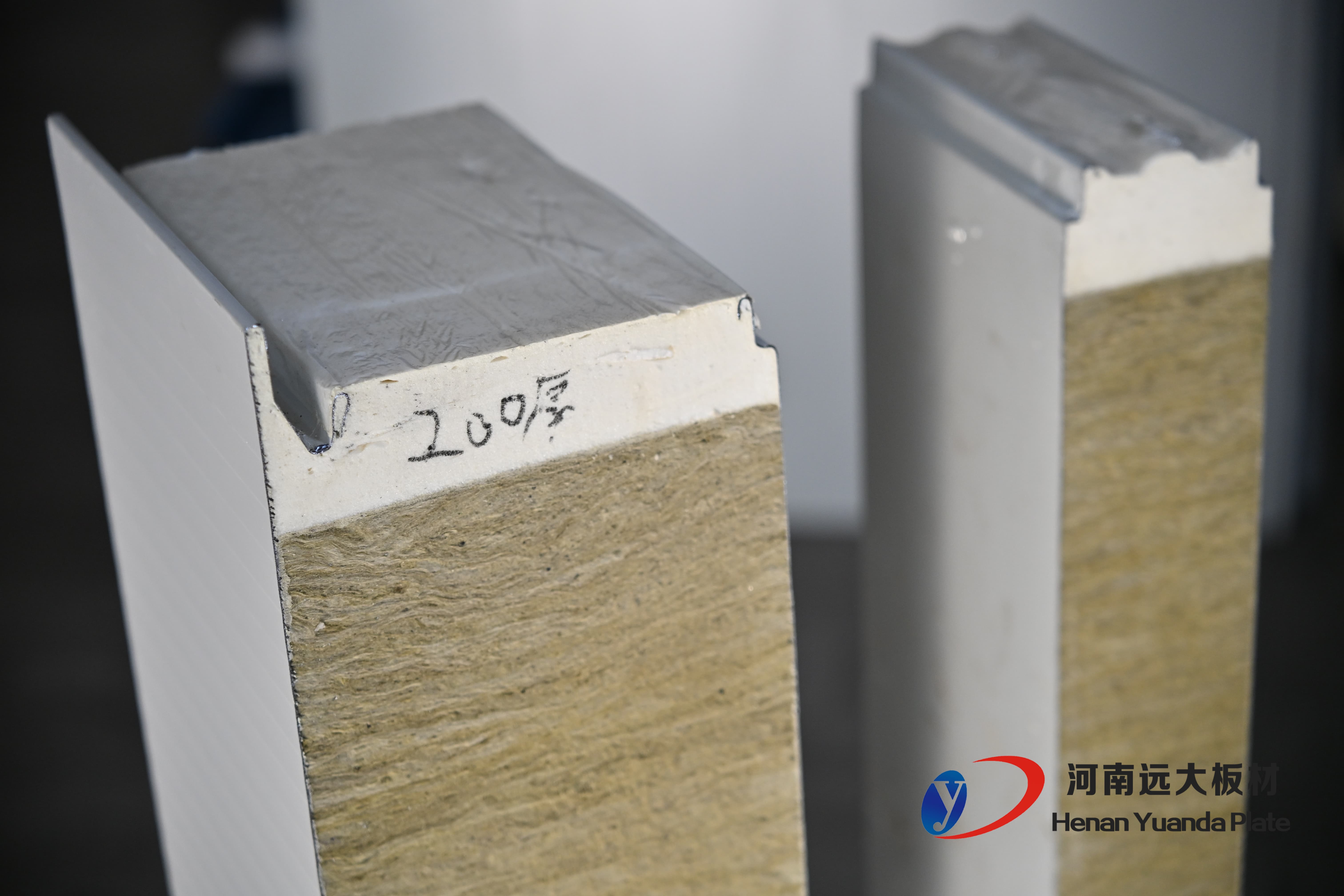 選購聚氨酯封邊巖棉板必看！河南遠(yuǎn)大教您避開五大陷阱，只看這四點(diǎn)！