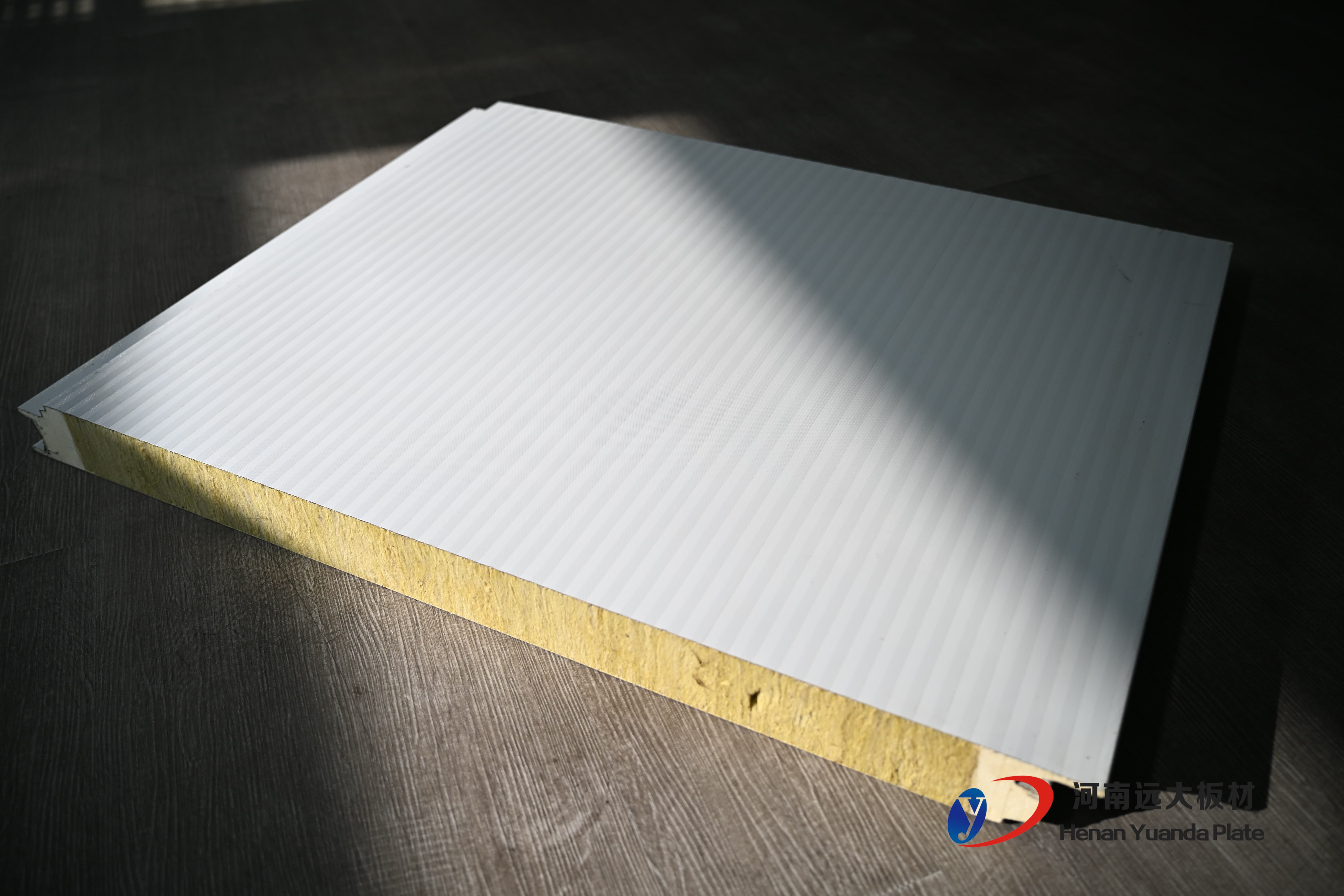 解決傳統(tǒng)巖棉板痛點(diǎn)！河南遠(yuǎn)大聚氨酯封邊巖棉板為建筑外墻注入“強(qiáng)心劑”