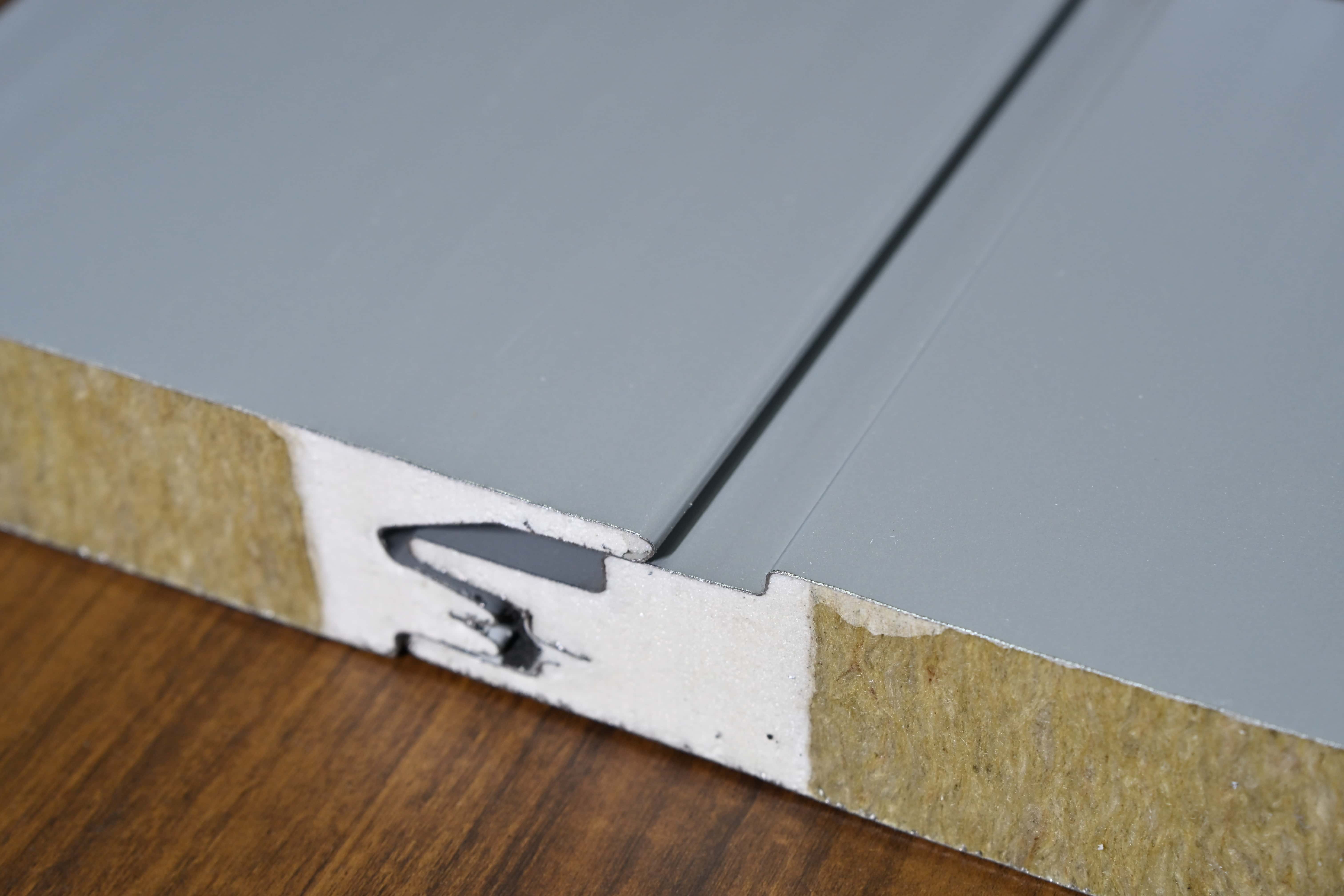 工業(yè)廠房預(yù)算告急？聚氨酯夾芯板快速安裝，幫你輕松省錢！ 時間就是金錢，速度就是效益！(圖1)