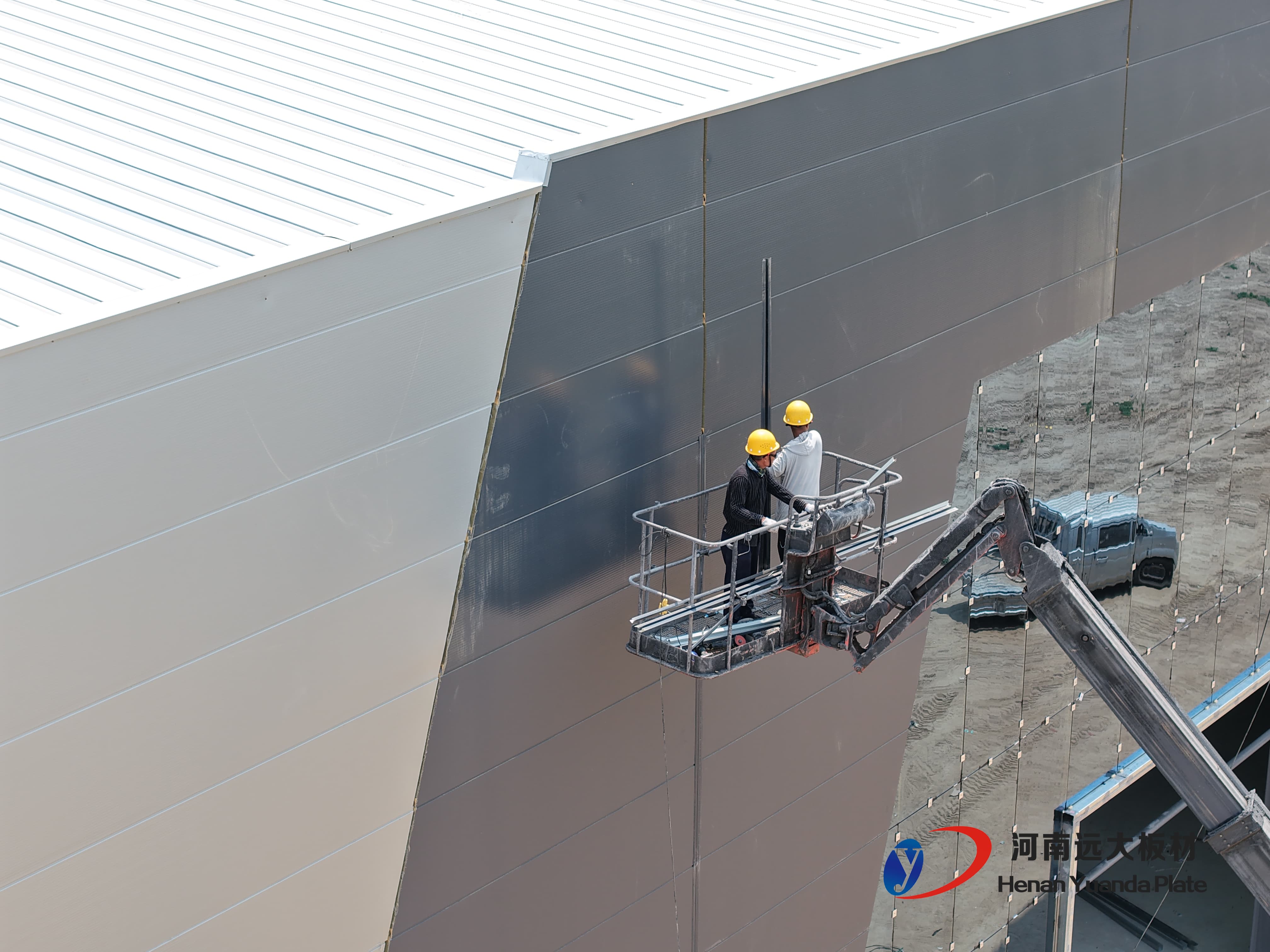 工業(yè)廠房預(yù)算告急？聚氨酯夾芯板快速安裝，幫你輕松省錢！ 時間就是金錢，速度就是效益！(圖2)