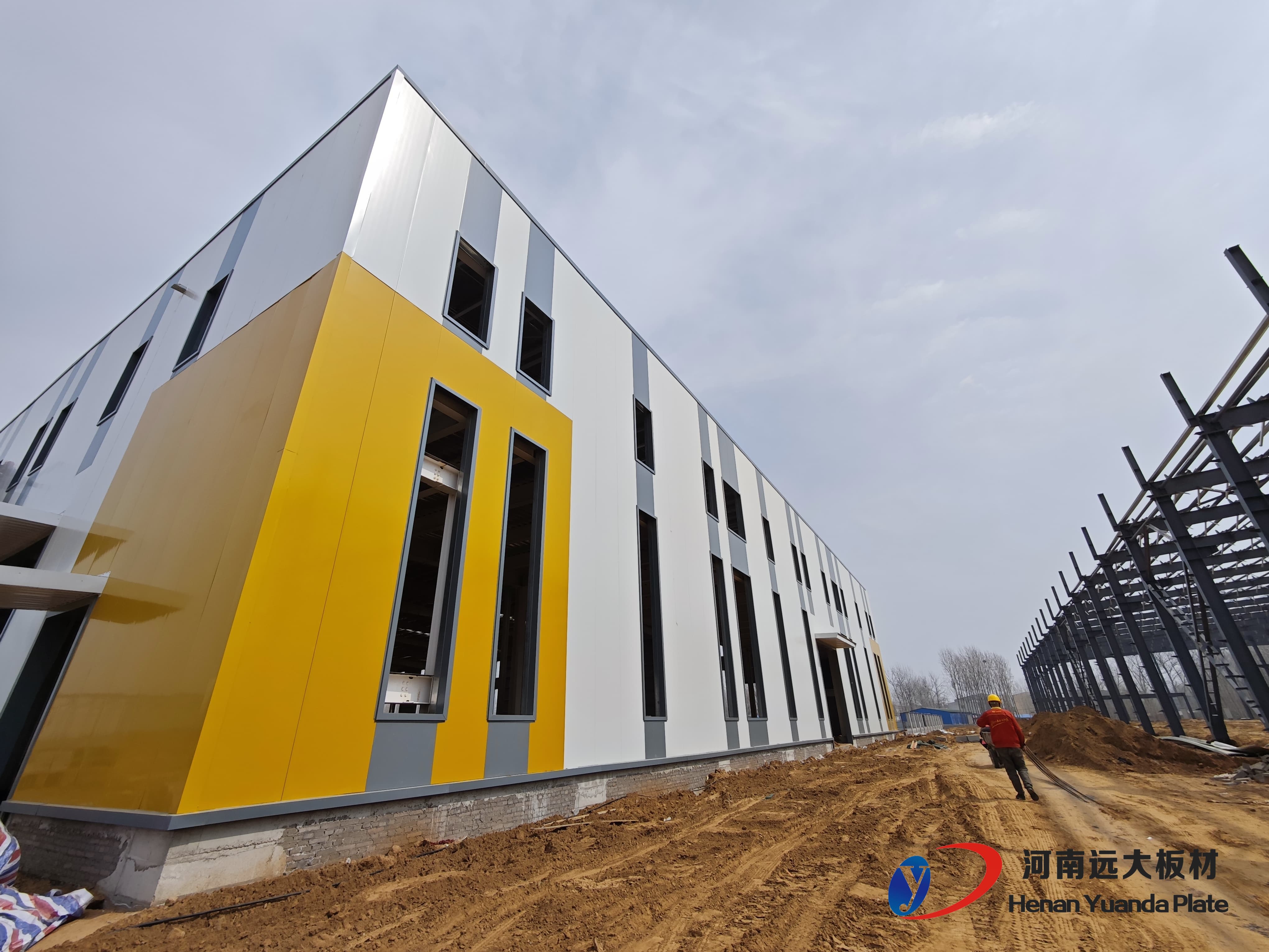 效率與性能的平衡之選：解析聚氨酯夾芯板為何主導工業(yè)建筑圍護系統(tǒng)(圖3)