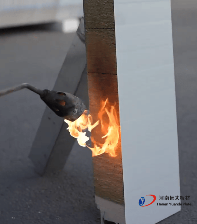 效率與性能的平衡之選：解析聚氨酯夾芯板為何主導工業(yè)建筑圍護系統(tǒng)(圖2)