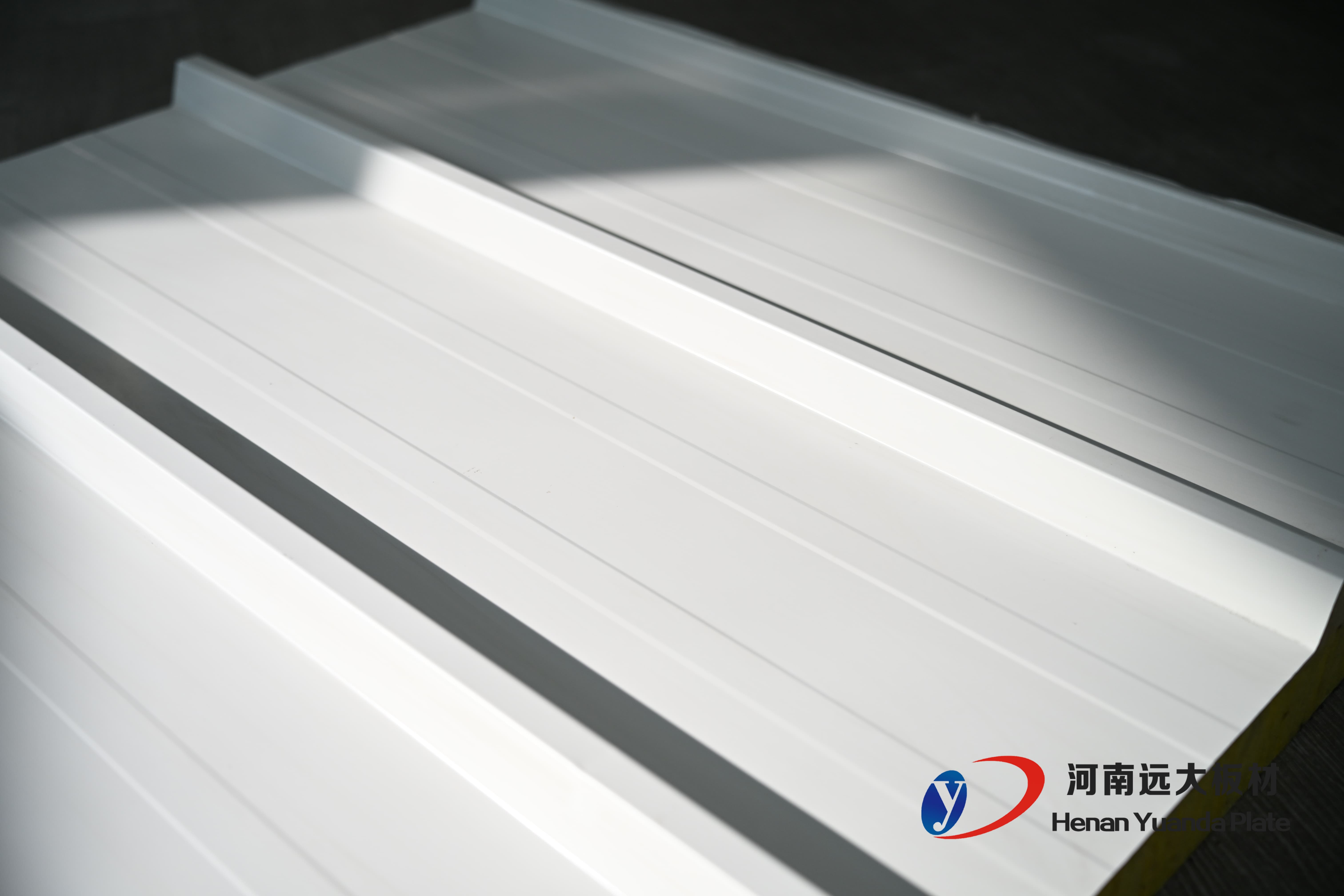 邁向高性能工業(yè)廠房：揭秘聚氨酯夾芯板如何成為您的競爭優(yōu)勢(圖1)